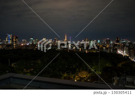 目黒の高層ビルから望む、日本の東京の夜景 目黒の高層ビルから望む、日本の東京の夜景 130305411