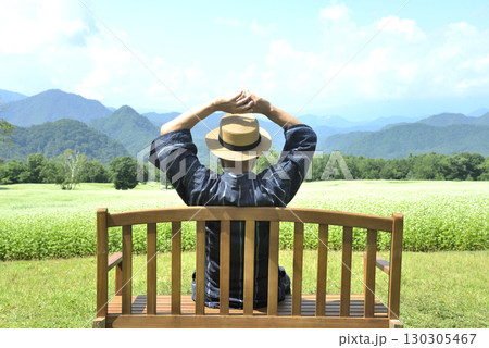 ソバ畑のベンチで休息している老人 ソバ畑のベンチで休息している老人 130305467