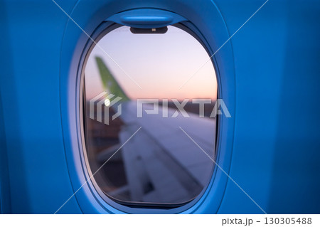 飛行機の窓から見える翼 130305488