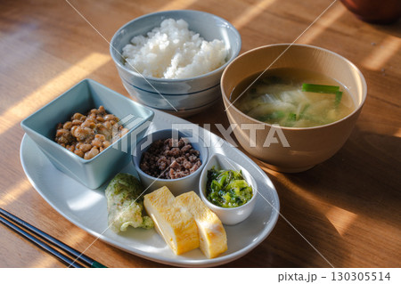 ご飯と味噌汁と納豆を並べた和朝食 130305514