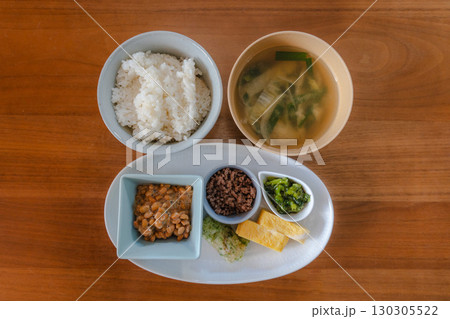 ご飯と味噌汁と納豆を並べた和朝食 130305522