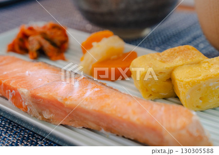 焼き鮭と卵焼きに味噌汁とご飯を添えた和朝食 焼き鮭と卵焼きに味噌汁とご飯を添えた和朝食 130305588