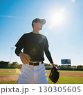 夏の日差しと野球選手 130305605