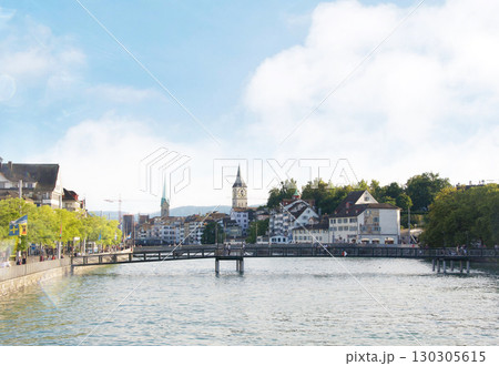 チューリッヒのリマト川左岸に立つ教会、左奥がフラウミュンスターで手前が聖ペーター教会 チューリッヒのリマト川左岸に立つ教会、左奥がフラウミュンスターで手前が聖ペーター教会 130305615