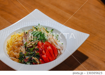 夕食の冷やし中華と彩り豊かな具材 130305623