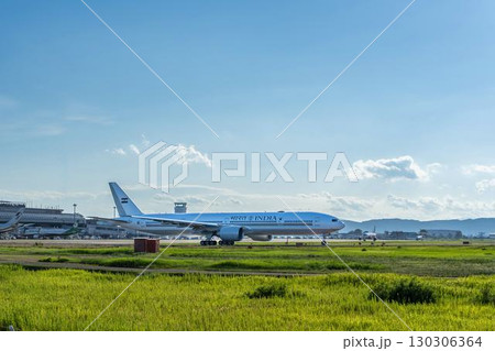 夏の仙台空港　タキシング中のエアインディアワン　インド政府専用機　宮城県名取市 130306364