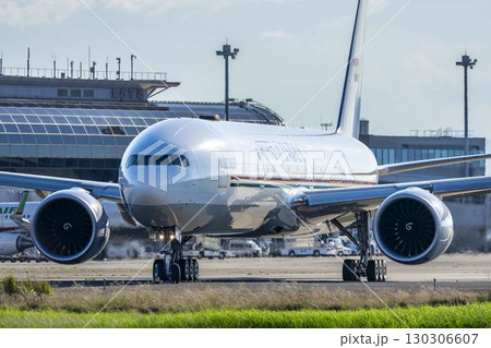 夏の仙台空港　タキシング中のエアインディアワン　インド政府専用機　宮城県名取市 130306607