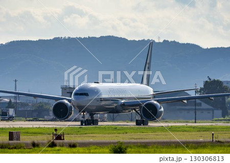 夏の仙台空港　タキシング中のエアインディアワン　インド政府専用機　宮城県名取市 130306813
