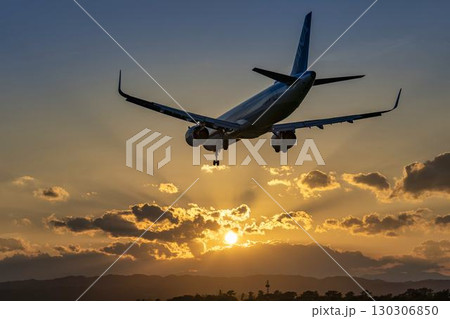 夕暮れの仙台空港　着陸中の飛行機　宮城県名取市 130306850