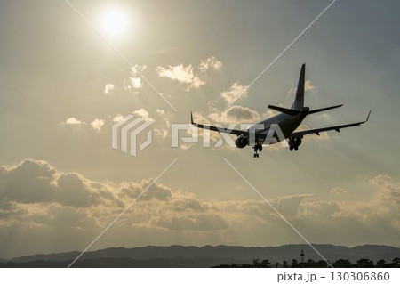 夕暮れの仙台空港　着陸中の飛行機　宮城県名取市 130306860