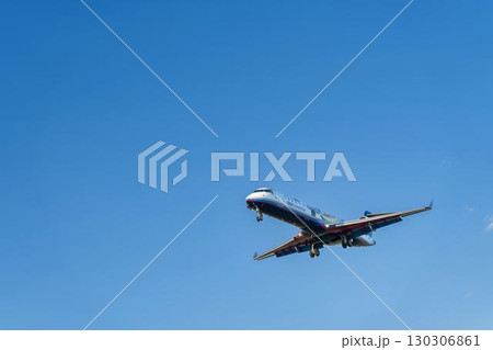 夕暮れの仙台空港　着陸中の飛行機　宮城県名取市 130306861