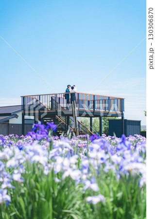 水郷佐原あやめパーク展望デッキとカップル 130306870