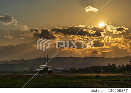 夕暮れの仙台空港 離陸中の飛行機 宮城県名取市 夕暮れの仙台空港 離陸中の飛行機 宮城県名取市 130306877