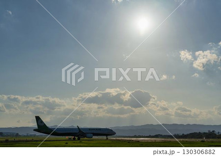 夕暮れの仙台空港 離陸中の飛行機 宮城県名取市 夕暮れの仙台空港 離陸中の飛行機 宮城県名取市 130306882