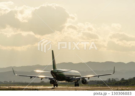 夕暮れの仙台空港　離陸中の飛行機　宮城県名取市 130306883