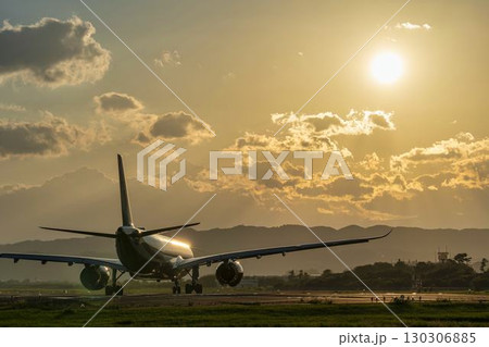 夕暮れの仙台空港　離陸中の飛行機　宮城県名取市 130306885