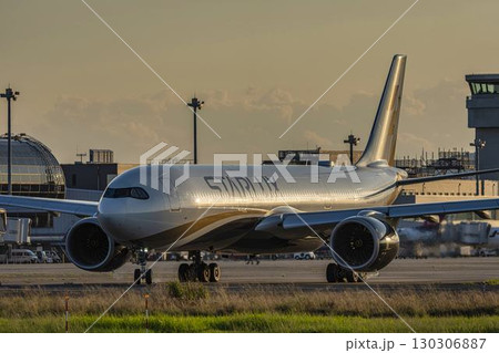 夕暮れの仙台空港　タキシング中の飛行機　宮城県名取市 130306887
