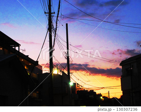 住宅街の夕暮れの風景 130307236