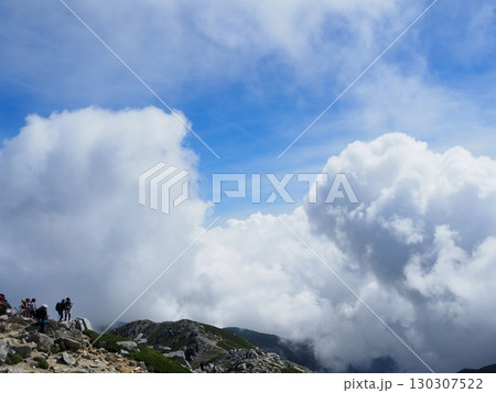 山頂付近に現れた巨大入道雲と登山者達（20250822095742） 130307522