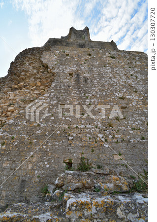 フランス・ニームにある古代ローマ遺跡 マーニュの塔（2025年8月14日撮影） 130307720