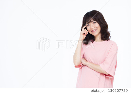 笑顔で考えている女性 笑顔で考えている女性 130307729