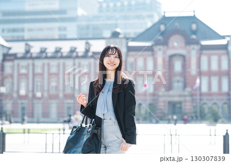通勤する若いキャリアウーマンのポートレート 通勤する若いキャリアウーマンのポートレート 130307839