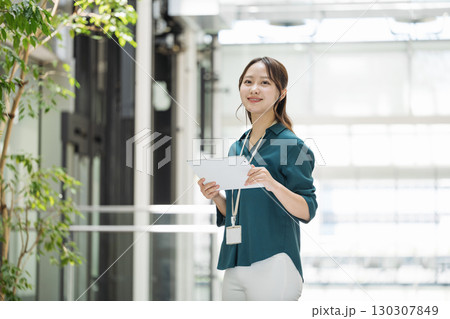 オフィスで働く若い女性 オフィスで働く若い女性 130307849