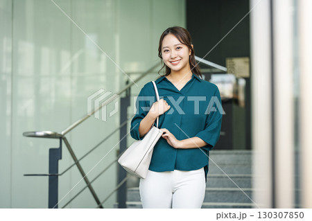 出勤するキャリアウーマンのポートレート 130307850