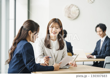フリースペースのテーブルで商談をするキャリアウーマン 130307883