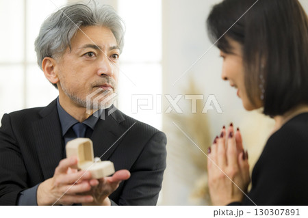 デートするミドルシニア夫婦イメージ　　　 130307891