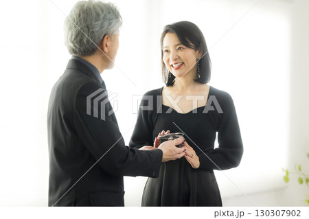 デートするミドルシニア夫婦イメージ    デートするミドルシニア夫婦イメージ    130307902