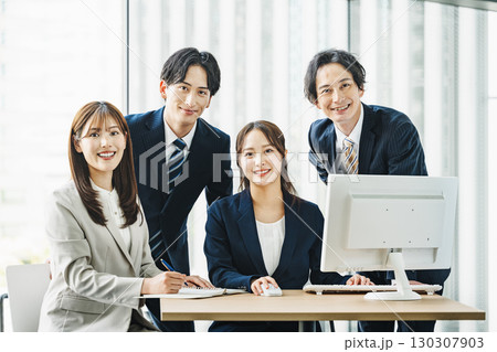 若手男女ビジネスパーソンのポートレート 130307903