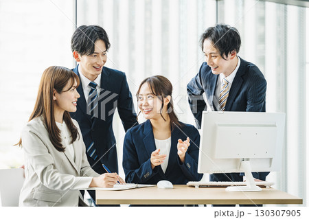 チームで話し合う若手のビジネスパーソン 130307905