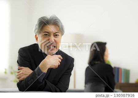 喧嘩するミドルシニア夫婦イメージ 喧嘩するミドルシニア夫婦イメージ 130307916