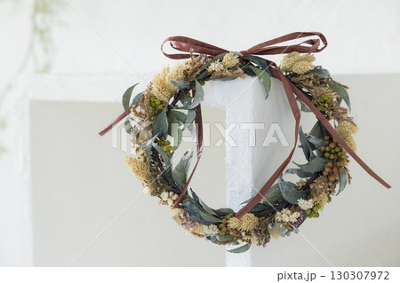 白いテーブルに置かれた多肉植物 白いテーブルに置かれた多肉植物 130307972