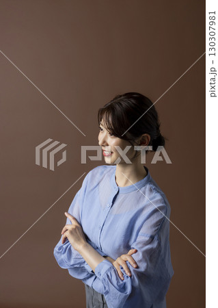 指差しする女性 130307981