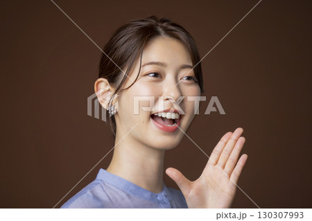 指差しする女性 130307993