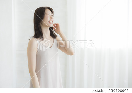 白いワンピースの女性 130308005