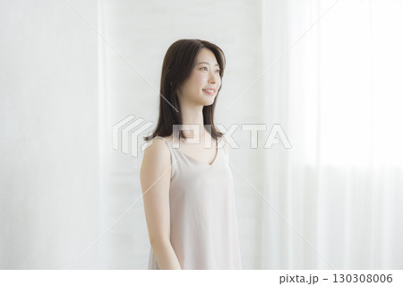 白いワンピースの女性 130308006
