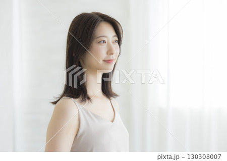 白いワンピースの女性 白いワンピースの女性 130308007