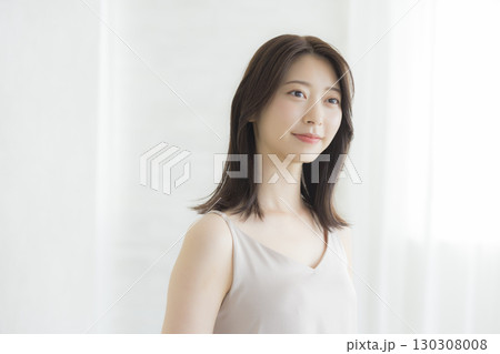 白いワンピースの女性 130308008