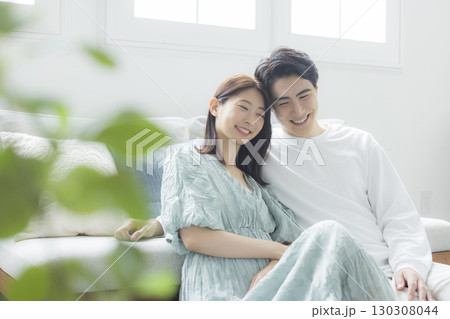 リビングのカップル 130308044