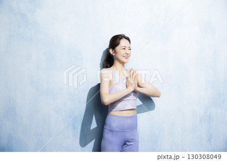 ストレッチをする女性　  130308049