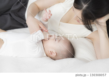 赤ちゃんのお世話をする若い母親　　　 130308057