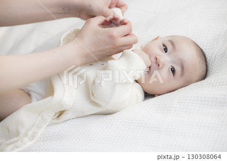 赤ちゃんのお世話をする若い母親　　　 130308064