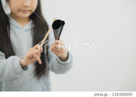 アゴゴベルを練習する子供 130308095