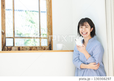 スマホを持つ女性 スマホを持つ女性 130308297