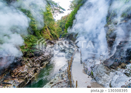 秋田 小安峡　大噴湯の遊歩道 130308395