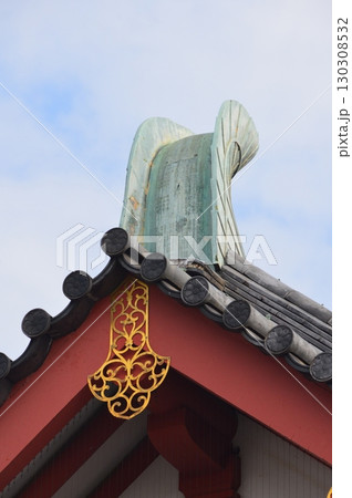 四天王寺の金堂の屋根・「主棟鬼飾り」（大阪府大阪市天王寺区） 130308532