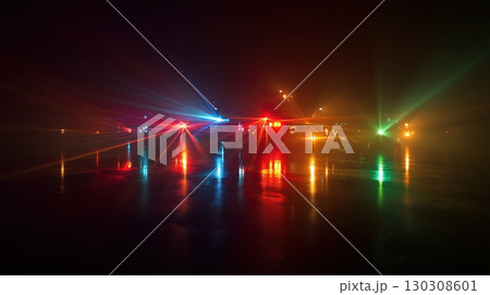 夜霧に包まれたレーザー光と車の灯り 130308601